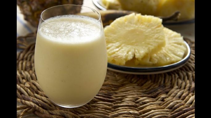 ¿Retención de líquidos? Este licuado de piña con leche de avena te ayudará a eliminar este problema