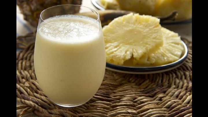 ¿Retención de líquidos? Este licuado de piña con leche de avena te ayudará a eliminar este problema