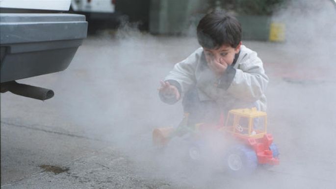 Así es cómo la contaminación impacta la salud de tus hijos pequeños