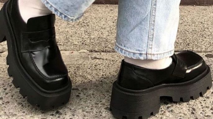 La combinación de otoño: Aprende a usar mocasines y calcetines como Hailey Bieber