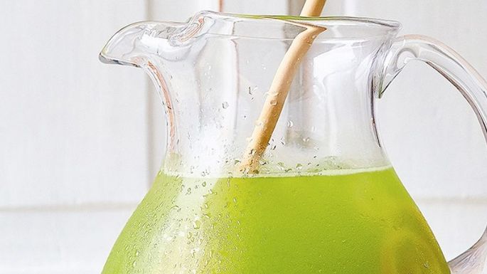 Esta agua de limón, alfalfa y piña te quitará la sed al instante