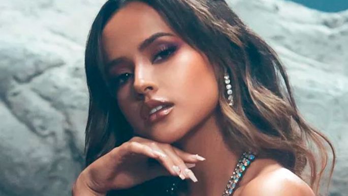 Becky G demuestra la dupla perfecta de blazer y jeans desde Italia