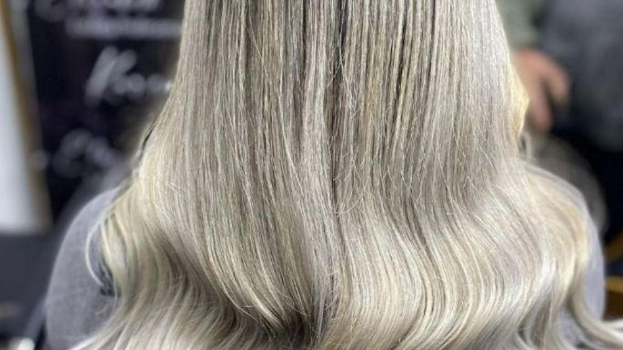 ¿Cabello rubio platinado? Así es como deberías cuidarlo durante el otoño-invierno