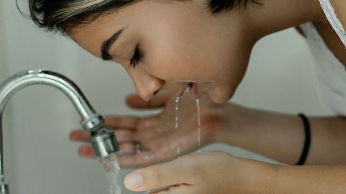 ¿Fría o caliente? Descubre a qué temperatura deberías lavar tu rostro