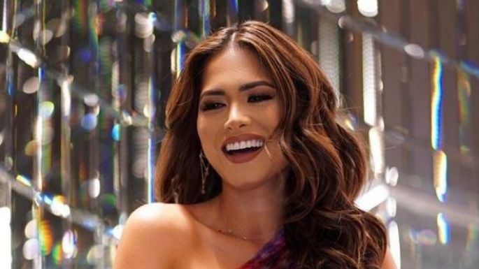 Andrea Meza se despide de su reino en Miss Universo son vestido rojo