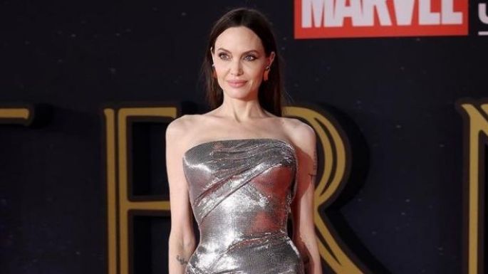 ¡Como una reina! Mira el impresionante vestido dorado de Angelina Jolie