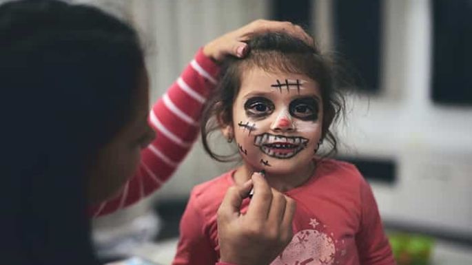 ¡Ten cuidado! El maquillaje de Halloween dañaría la vista de tus hijos