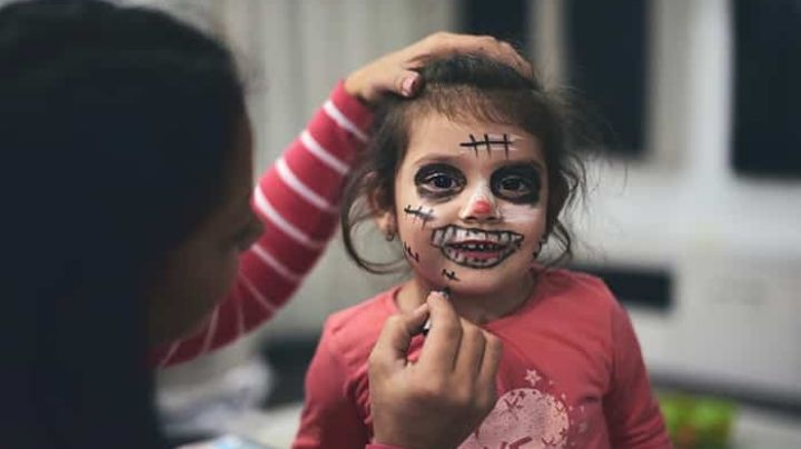 ¡Ten cuidado! El maquillaje de Halloween dañaría la vista de tus hijos