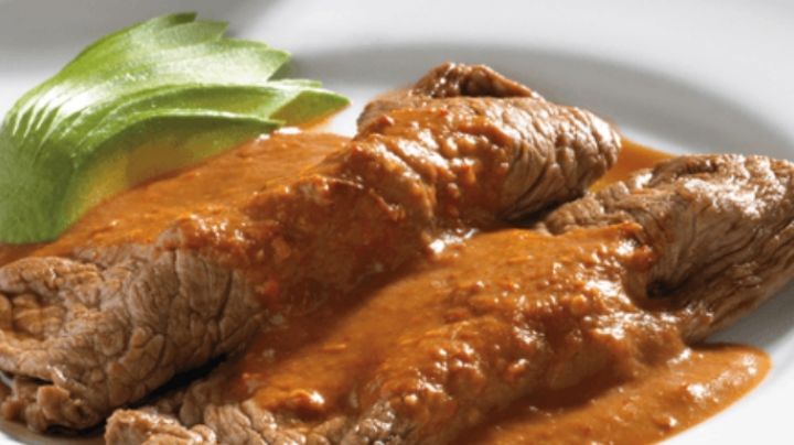 Un saborcito diferente: Así es como puedes preparar bisteces con chile morita