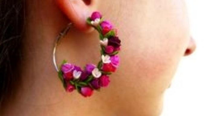 Dales el toque final a tus atuendos con unos lindos accesorios de flores