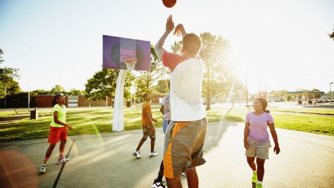 Identifica los deportes que son ideales para tus hijos adolescentes