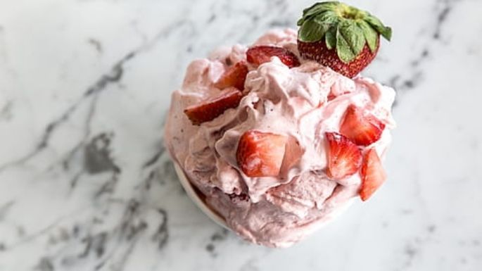 Este helado de fresas con crema será una gran forma de consentir a tu paladar
