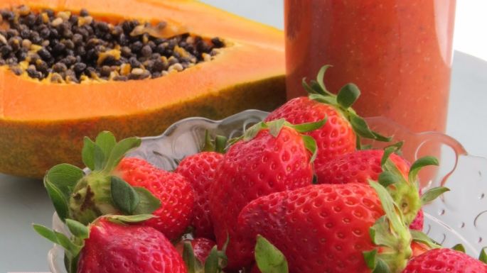 Mejora tu digestión con un nutritivo licuado de papaya con fresa
