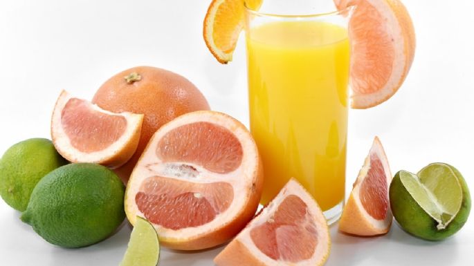 Refuerza tus defensas con este refrescante jugo de toronja con limón