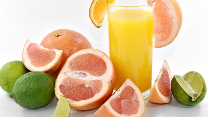 Refuerza tus defensas con este refrescante jugo de toronja con limón