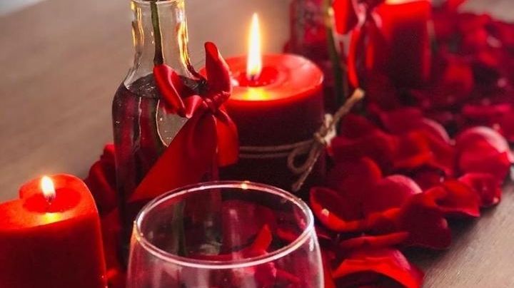 El color del amor: Descubre qué significan las velas rojas en rituales