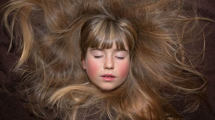 ¿Tienes frizz en el cabello? Descubre por qué sucede y cómo quitarlo