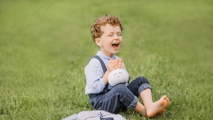 Reír antes de dormir sería un buen hábito para la salud de tus hijos