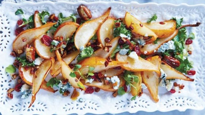 Guarniciones navideñas: Prepara una ensalada de peras horneadas con queso roquefort