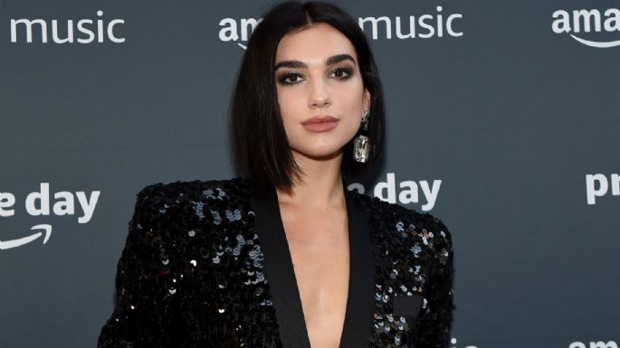 Copia el look de Dua Lipa al saber cómo usar una falda de tablones