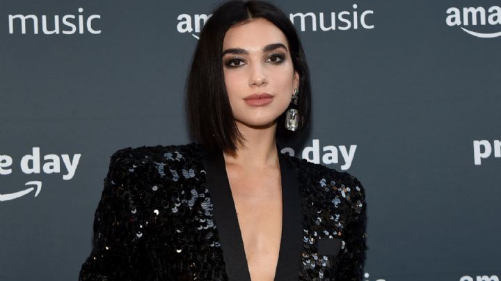 Copia el look de Dua Lipa al saber cómo usar una falda de tablones