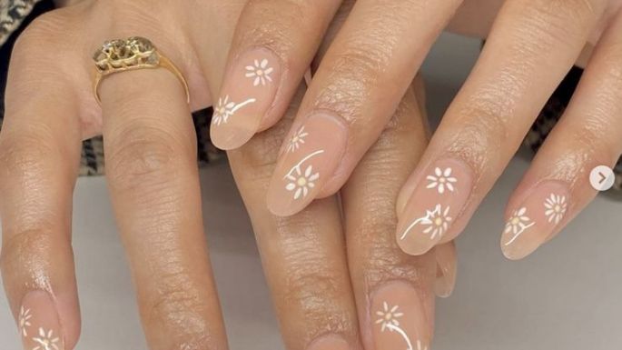 Lleva la belleza de las flores en las manos con unos lindos diseños de uñas