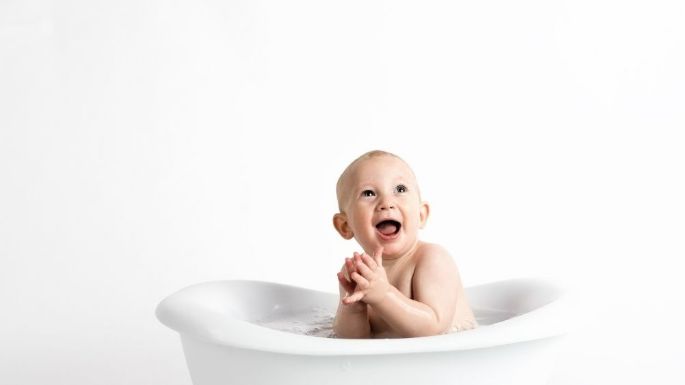 ¡Al agua patos! Esta es la temperatura adecuada para bañar a tu bebé