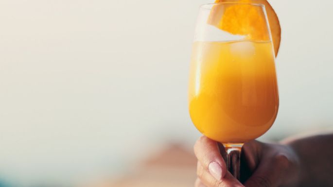 Refréscate con este rico jugo de naranja con leche, ideal para mejorar tu salud