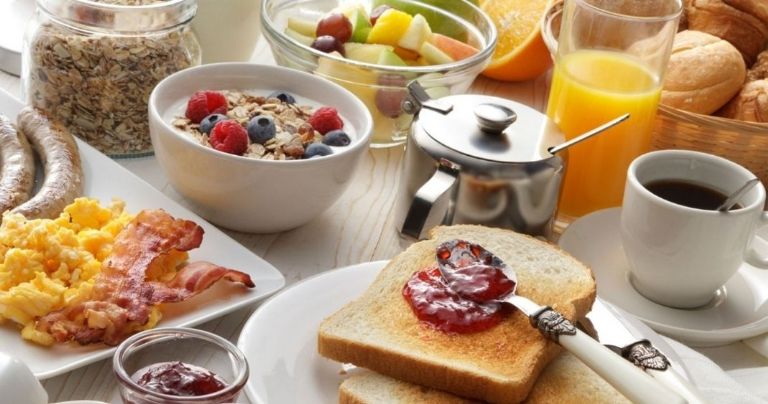 Que alimentos evitar el desayuno