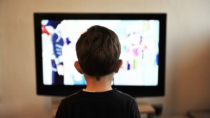 Conoce la importante razón por la que debes hablar con tus hijos mientras ven televisión