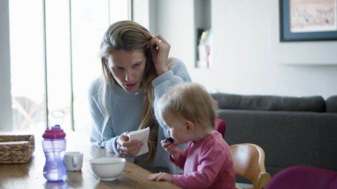 ¡No te adelantes! Riesgos de dar probaditas de comida a tu bebé