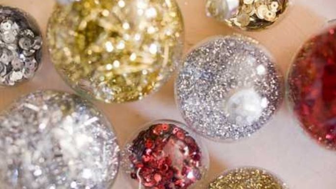 Dale un toque brillante a tu árbol de Navidad con estas lindas esferas con glitter