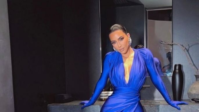 Kim Kardashian pone de moda ahora el color azul; mira su espectacular vestido