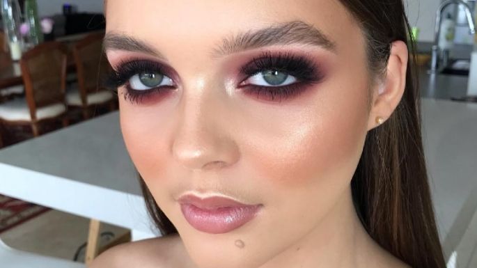 Maquillaje navideño: Aprende a hacer este 'cut crease' en tonos tinto