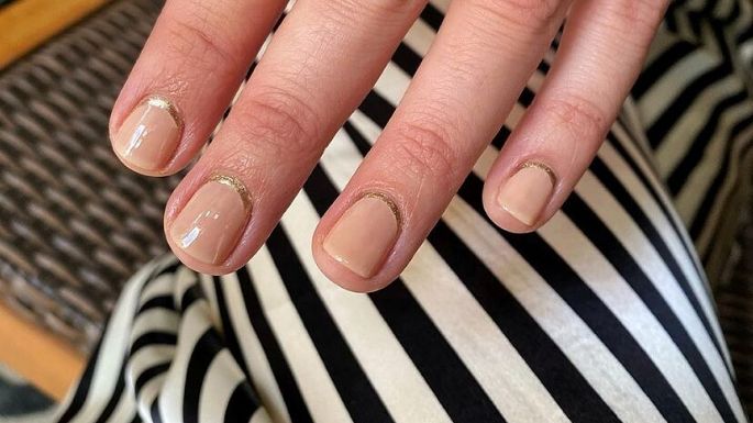 El 'golden french' es la reina de los diseños de uñas en las fiestas decembrinas