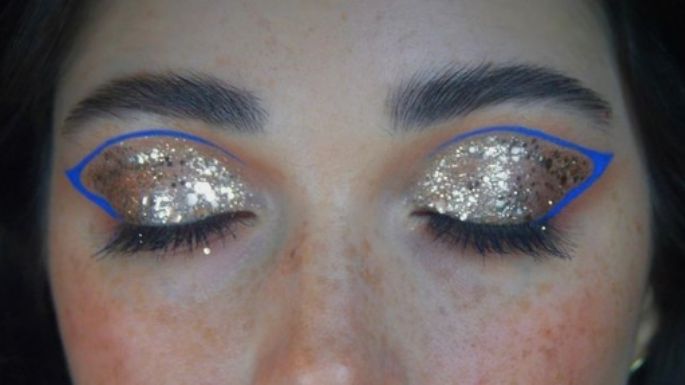 Este maquillaje de ojos con 'graphic eyeliner' y diamantina es perfecto para fin de año