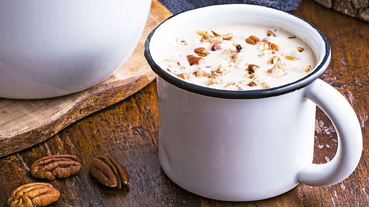 No pases frío en diciembre con este sabroso atole de cajeta con nuez