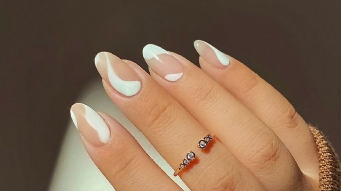 Vive una blanca Navidad con los diseños de uñas más bellos en este color