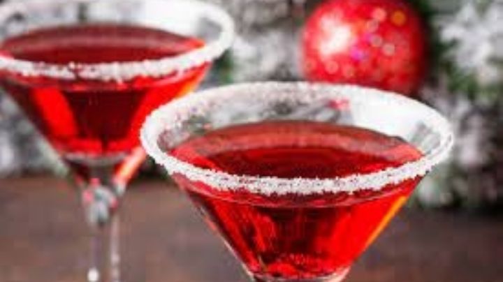 Celebra la Navidad con un delicioso Martini de jamaica con frutos rojos