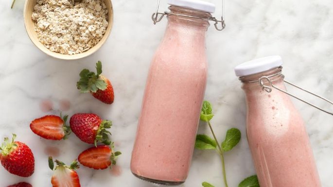 Cuida tu figura con este batido de fresas con manzana