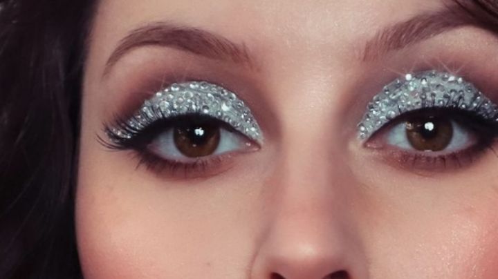 ¡Brillos y más brillos! Recomendaciones para el primer 'look' de maquillaje del 2022