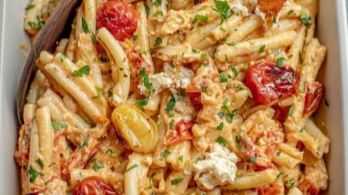 ¡La receta viral! Así es como puedes hacer una pasta de queso feta y tomate cherry para Fin de Año