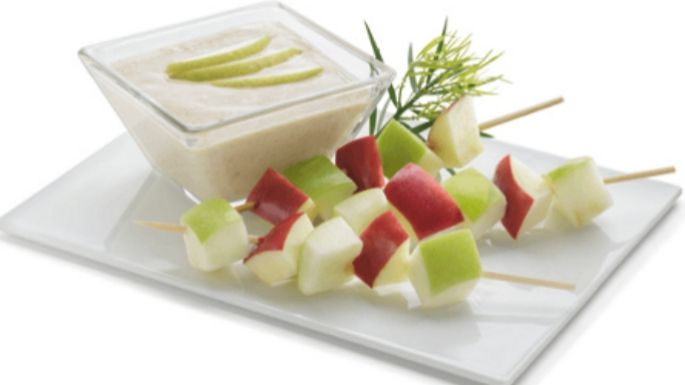 ¿Algo diferente para el desayuno? Prepara unas brochetas de fruta con un dip dulce de nuez