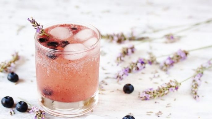 Cóctel con flores comestibles: Prepara este Gin Fizz con arándanos y lavanda