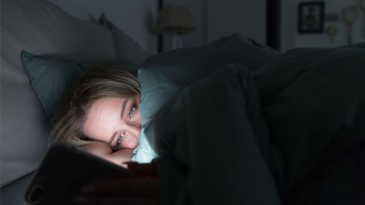 Por estas sencillas razones dejarás de dormir con el celular en tu cama