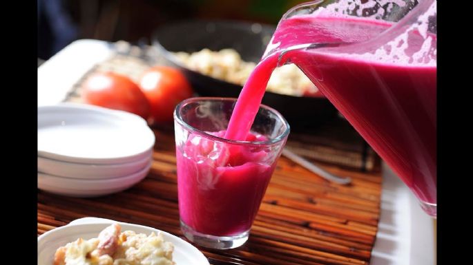 Protégete de enfermedades con esta saludable agua de betabel con piña