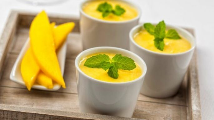 Combate el calor con el sabor de esta sopa helada de mango y leche de coco