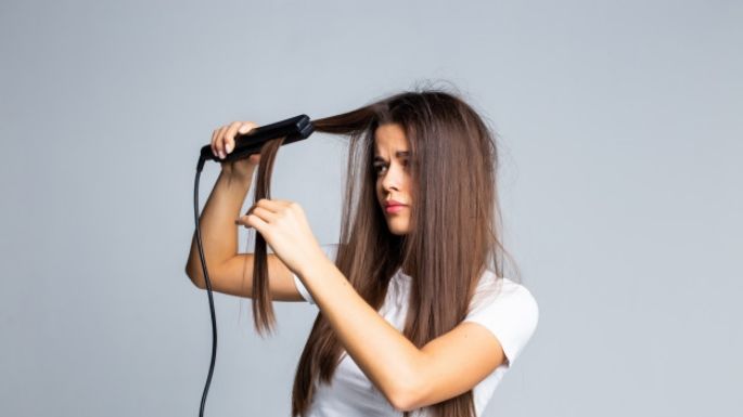 Adiós al maltrato en tu cabello; estos son los errores que se cometen al usar la plancha