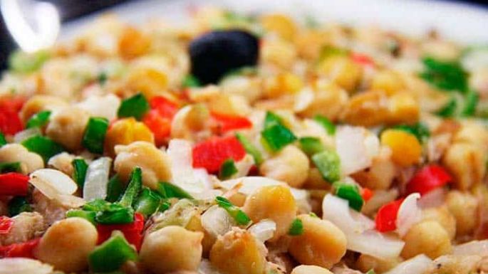 Deleita a la hora de la comida con esta deliciosa ensalada de garbanzos y jitomate