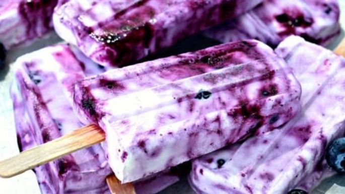 Cremosas pero a la vez frescas: Conoce la receta de estas paletas de yogur y arándanos